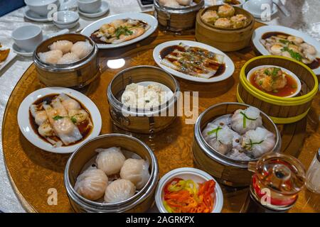 Gedämpfte Garnelen Reis rollen und Knödel in Hong Kong Restaurant Stockfoto