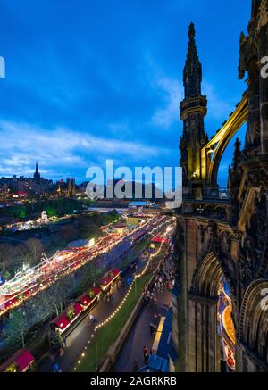 Blick auf Edinburgh Weihnachtsmarkt von Scott Monument in Edinburgh, Schottland, Großbritannien Stockfoto