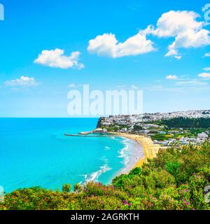 Peschici, weißen Dorf und Strand, Halbinsel Gargano, Apulien, Süditalien, Europa. Stockfoto