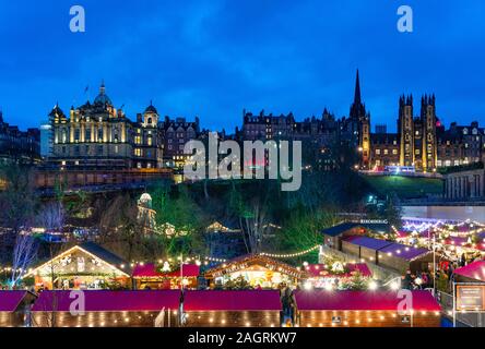 Blick auf Edinburgh Weihnachtsmarkt in West Princes Street Gardens und die Skyline der Stadt in Richtung der Altstadt von Edinburgh, Schottland, Großbritannien Stockfoto