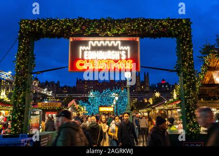 Eingang zum Weihnachtsmarkt in Edinburgh West Princes Street Gardens in Edinburgh, Schottland, Großbritannien Stockfoto