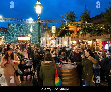 Anzeigen von Menschen Essen und Trinken an Ständen in den Beschäftigten Edinburgh Weihnachtsmarkt in West Princes Street Gardens in Edinburgh, Schottland, Großbritannien Stockfoto