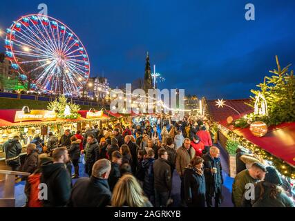 Massen von Menschen in den Beschäftigten Edinburgh Weihnachtsmarkt in West Princes Street Gardens in Edinburgh, Schottland, Großbritannien Stockfoto