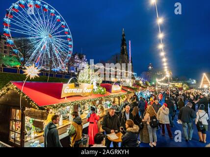 Massen von Menschen in den Beschäftigten Edinburgh Weihnachtsmarkt in West Princes Street Gardens in Edinburgh, Schottland, Großbritannien Stockfoto