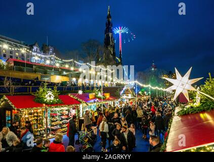 Massen von Menschen in den Beschäftigten Edinburgh Weihnachtsmarkt in West Princes Street Gardens in Edinburgh, Schottland, Großbritannien Stockfoto