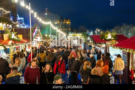 Massen von Menschen in den Beschäftigten Edinburgh Weihnachtsmarkt in West Princes Street Gardens in Edinburgh, Schottland, Großbritannien Stockfoto