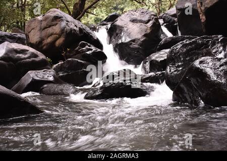 Wasserfall fließt durch Felsen mit langen Belichtungszeiten Stockfoto