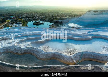 Carbonat Travertin der natürlichen Pools während des Sonnenuntergangs, Pamukkale, Türkei Stockfoto