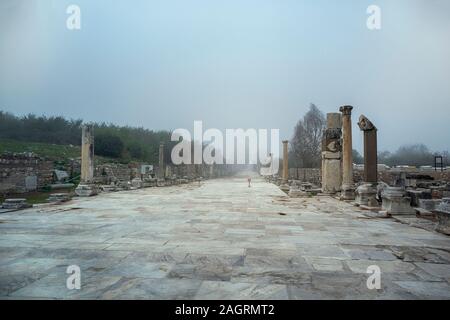 Die Ruinen und die Ruinen der antiken Stadt Ephesus gegen den blauen Himmel an einem sonnigen Tag. Stockfoto