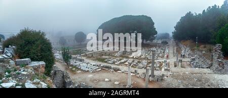 Die Ruinen und die Ruinen der antiken Stadt Ephesus gegen den blauen Himmel an einem sonnigen Tag. Stockfoto