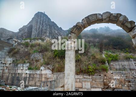 Die Ruinen und die Ruinen der antiken Stadt Ephesus gegen den blauen Himmel an einem sonnigen Tag. Stockfoto