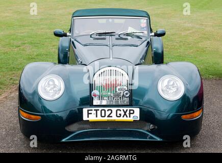 Vorderansicht eines 2002, Grün, Morgan Aero 8, auf Anzeige in der Morgan Sports Car Club Zone, der 2019 Silverstone Classic Stockfoto