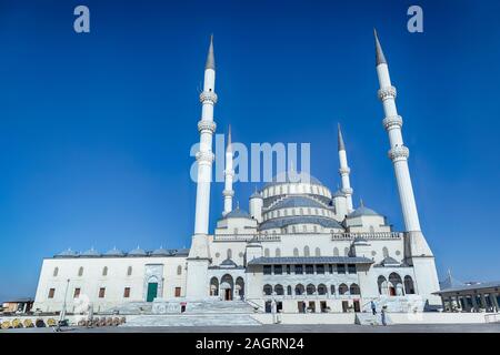 Fassadenansicht der Kocatepe Moschee (Kocatepe Cami), der größten in der Hauptstadt Ankara. Stockfoto