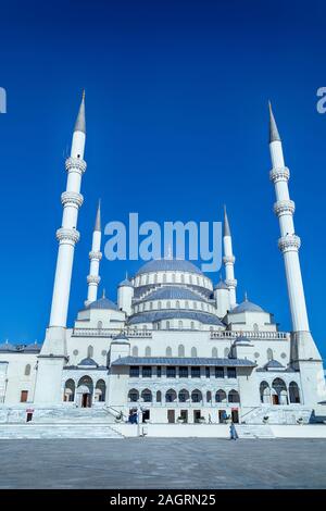 Fassadenansicht der Kocatepe Moschee (Kocatepe Cami), der größten in der Hauptstadt Ankara. Stockfoto