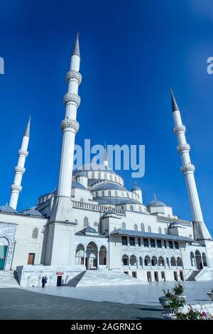 Fassadenansicht der Kocatepe Moschee (Kocatepe Cami), der größten in der Hauptstadt Ankara. Stockfoto