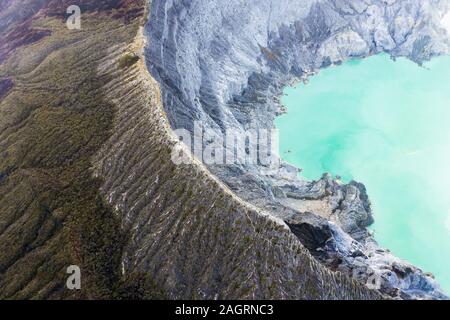 Ansicht von oben, beeindruckende Luftaufnahme des Ijen Vulkan mit dem türkisfarbenen sauren Crater Lake. Die Ijen Vulkans Komplex ist eine Gruppe von Compo Stockfoto