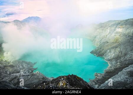 Ansicht von oben, atemberaubenden Blick auf die ijen Vulkan mit dem türkisfarbenen sauren Crater Lake. Stockfoto