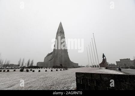 Düsterer Blick Hallgrímskirkja die lutherische Kirche von außen An einem verschneiten Tag Stockfoto