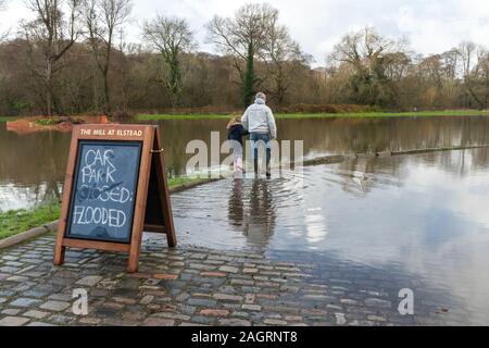 Elstead in der Nähe von Guildford, Surrey, Großbritannien. Dezember 2019. Der Fluss Wey hat seine Ufer in der Stadt Elstead geplatzt und zu lokalen Überschwemmungen geführt. Die beliebte Kneipe am Flussufer, die Mühle bei Elstead, ist stark betroffen, der Parkplatz steht komplett unter Wasser. Stockfoto