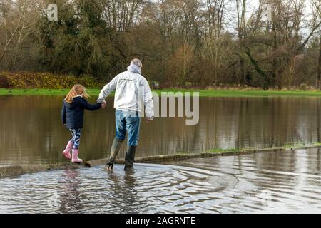 Elstead in der Nähe von Guildford, Surrey, Großbritannien. Dezember 2019. Der Fluss Wey hat seine Ufer in der Stadt Elstead geplatzt und zu lokalen Überschwemmungen geführt. Die beliebte Kneipe am Flussufer, die Mühle bei Elstead, ist stark betroffen, der Parkplatz steht komplett unter Wasser. Stockfoto