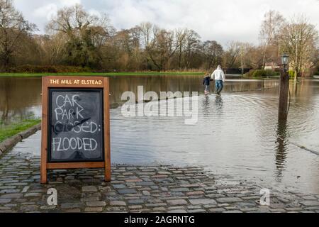 Elstead in der Nähe von Guildford, Surrey, Großbritannien. Dezember 2019. Der Fluss Wey hat seine Ufer in der Stadt Elstead geplatzt und zu lokalen Überschwemmungen geführt. Die beliebte Kneipe am Flussufer, die Mühle bei Elstead, ist stark betroffen, der Parkplatz steht komplett unter Wasser. Stockfoto