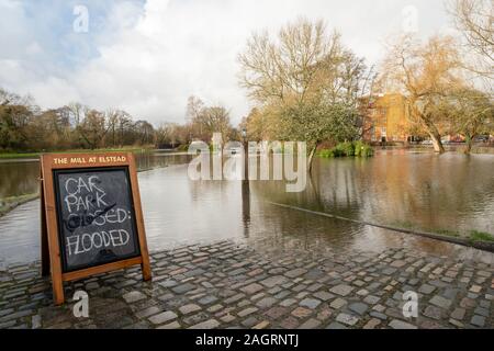 Elstead in der Nähe von Guildford, Surrey, Großbritannien. Dezember 2019. Der Fluss Wey hat seine Ufer in der Stadt Elstead geplatzt und zu lokalen Überschwemmungen geführt. Die beliebte Kneipe am Flussufer, die Mühle bei Elstead, ist stark betroffen, der Parkplatz steht komplett unter Wasser. Stockfoto