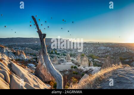 Heißluft-Ballone Tour über die Berge Landschaft Herbst sunrice Kappadokien, Nationalpark Göreme, Türkei Natur Hintergrund. Stockfoto