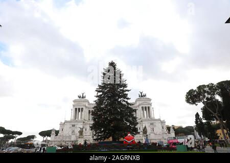 (191221) - Rom, Dez. 21, 2019 (Xinhua) - die Menschen besuchen einen Weihnachtsbaum an der Piazza Venezia in Rom, Italien, Dez. 20, 2019. Der Baum, 22 Meter hoch, ist mit 80.000 LED-Lampen dekoriert und wird während der Weihnachtszeit bis Jan. 6, 2020 beleuchtet werden. (Xinhua / Cheng Tingting) Stockfoto