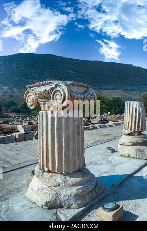 Die Ruinen und die Ruinen der antiken Stadt Ephesus gegen den blauen Himmel an einem sonnigen Tag. Stockfoto