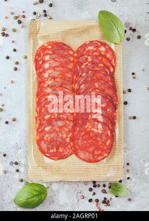 Packung mit Trocken-cured Chorizo Wurst Scheiben mit einem unverwechselbaren würziger Paprika Aroma mit Basilikum und Pfeffer auf hellen Hintergrund. Stockfoto