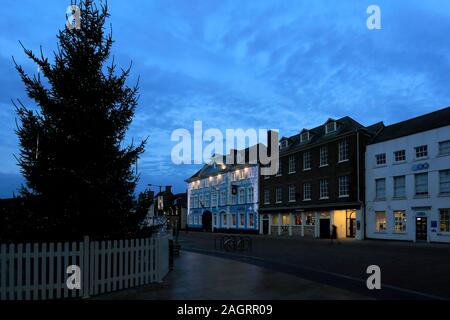 Weihnachtsbaum auf dem Marktplatz in der Nacht, Kings Lynn, Norfolk, England, Großbritannien Stockfoto