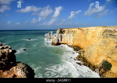 Blaues tropisches Karibisches Meer und die hohen Felsklippen von Cabo Rojo, Puerto Rico Stockfoto