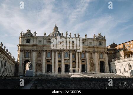 Vatikan, die beeindruckende St. Peter Kirche Fassade über türkisfarbenen Himmel Hintergrund, Italien Stockfoto