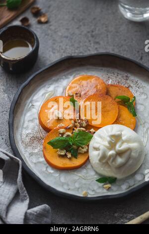 Buratta italienischen Käse Snack serviert auf handgefertigtem Platte Stockfoto
