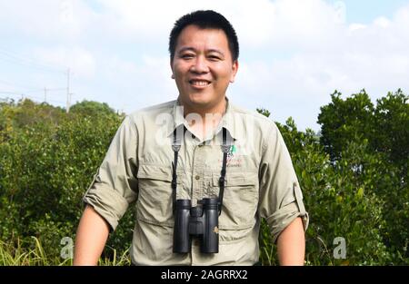 (191221) - HAIKOU, Dez. 21, 2019 (Xinhua) - Feng Erhui, Forstingenieur in Dongzhaigang National Nature Reserve, posiert für ein Foto in die Reserve im Süden Chinas Hainan Provinz, Dez. 18, 2019. Hainan, reich an Mangroven Ressourcen, hat jetzt über 5.727 Hektar Mangrovenwälder, von denen die meisten in einer Reihe von Schutzgebieten - Natur- und Wetland Parks verteilt sind. Chen Zhengping, Feng Erhui, Luo Lixiang und Lyu Shiyang sind alle grassroots Mangrove der Schutz und die Verwaltung von Personal mit verschiedenen Mangrove Reserven in Hainan Provinz, Übernahme von Verantwortung, einschließlich Patro Stockfoto