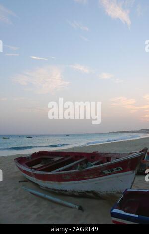 Santa Maria, Sal/Kapverden - 19. November, 2015: Bunte hölzerne Fischerboote am Strand von Sal in Cape Verde bei Sonnenuntergang Stockfoto