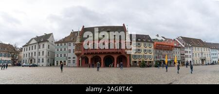 Freiburg, Baden-Württemberg/Deutschland - vom 15. Dezember, 2019: Panorama der historischen Zunfthäusern auf dem Münsterplatz Platz im historischen alten Cit Stockfoto