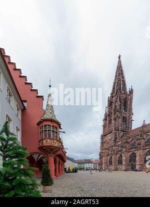 Freiburg, Baden-Württemberg/Deutschland - vom 15. Dezember, 2019: Blick auf die Touristen, die in der Dom und das Münster in Freiburg im Breisgau. Stockfoto