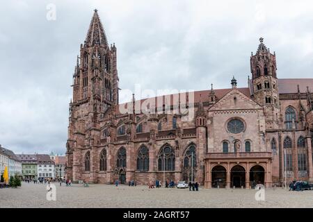 Freiburg, Baden-Württemberg/Deutschland - vom 15. Dezember, 2019: Blick auf die Touristen, die in der Dom und das Münster in Freiburg im Breisgau. Stockfoto