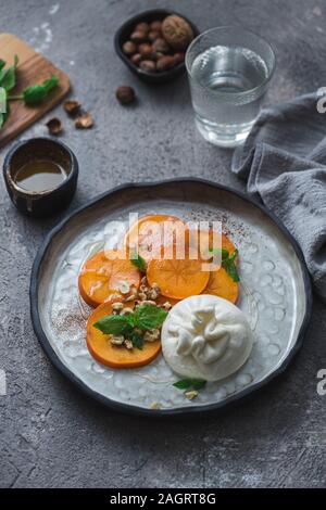 Buratta italienischen Käse Snack serviert auf handgefertigtem Platte Stockfoto