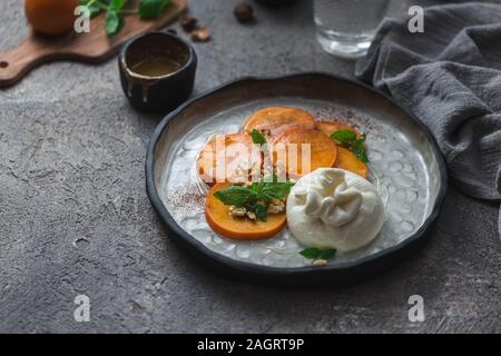 Buratta italienischen Käse Snack serviert auf handgefertigtem Platte Stockfoto