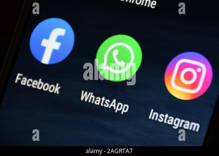 Facebook, Instagram und Whatsapp Symbole auf dem Bildschirm. Social Network Website. Symbol. Social Media App. Soziales Netzwerk Stockfoto