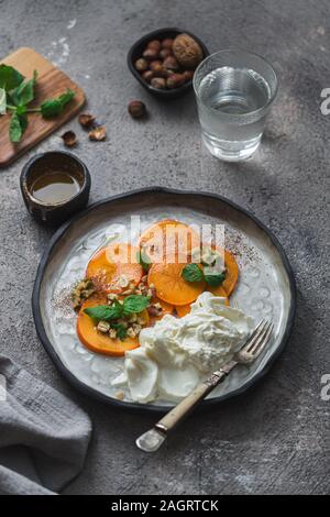 Buratta italienischen Käse mit Früchten auf handgefertigten Teller serviert Stockfoto