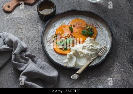 Buratta italienischen Käse Snack serviert auf handgefertigtem Platte Stockfoto