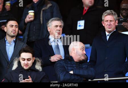 Everton manager Carlo Ancelotti (Mitte) mit Sohn Davide (links) und Direktor der Fußball Marcel Marken in der Standplätze während der Premier League Spiel im Goodison Park, Liverpool. Stockfoto