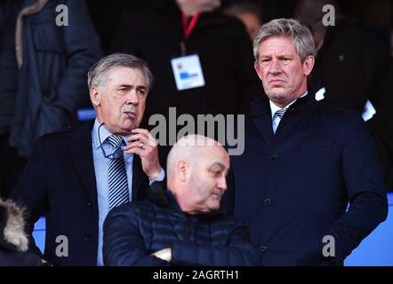 Everton manager Carlo Ancelotti (links) und Direktor der Fußball Marcel Marken in der Standplätze während der Premier League Spiel im Goodison Park, Liverpool. Stockfoto