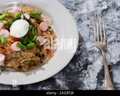 Gedünstetem Rosenkohl mit Karotten, Zwiebeln, grüne Linsen- und Schweinefleisch, Wurstwaren ein beliebtes Gericht in Polen, Deutschland und der Ukraine Stockfoto