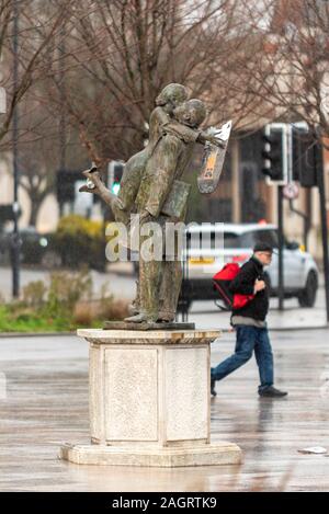 Statue von René Julien namens The Return, Southend on Sea, Victoria Circus, mit zusätzlichem kaputten Skateboard und Getränkekanne. Die Gegend ist bei Skateboardern beliebt Stockfoto