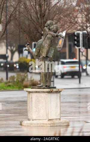 Statue von René Julien namens The Return, Southend on Sea, Victoria Circus, mit zusätzlichem kaputten Skateboard und Getränkekanne. Die Gegend ist bei Skateboardern beliebt Stockfoto