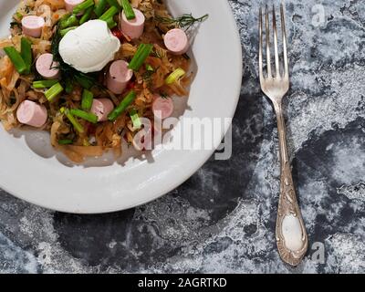 Gedünstetem Rosenkohl mit Karotten, Zwiebeln, grüne Linsen- und Schweinefleisch, Wurstwaren ein beliebtes Gericht in Polen, Deutschland und der Ukraine Stockfoto